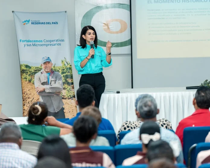 Capacitación a microempresarios en Pedernales.