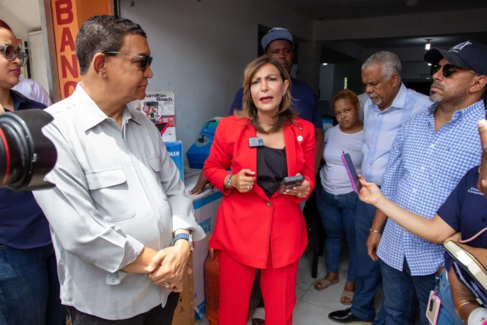 Entrega de enseres a familia afectada.