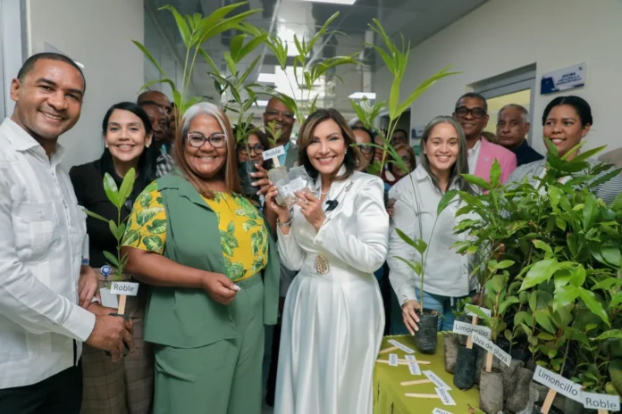 Entrega de árboles para conciencia ambiental
