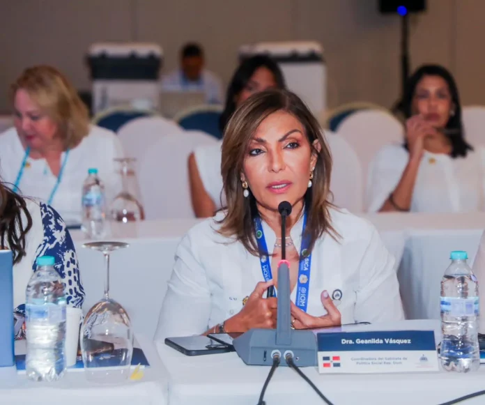 Geanilda Vásquez en reunión sobre migrantes.