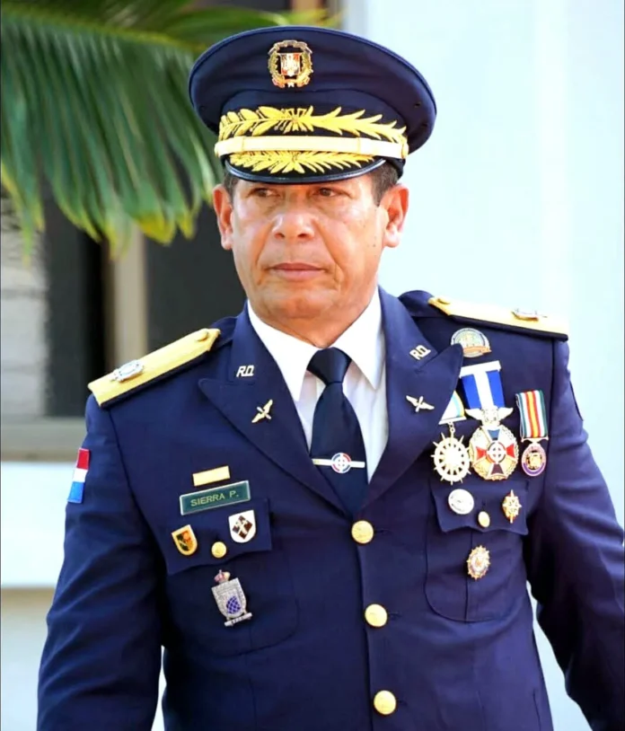 General Euler Sierra Pérez en ceremonia militar.