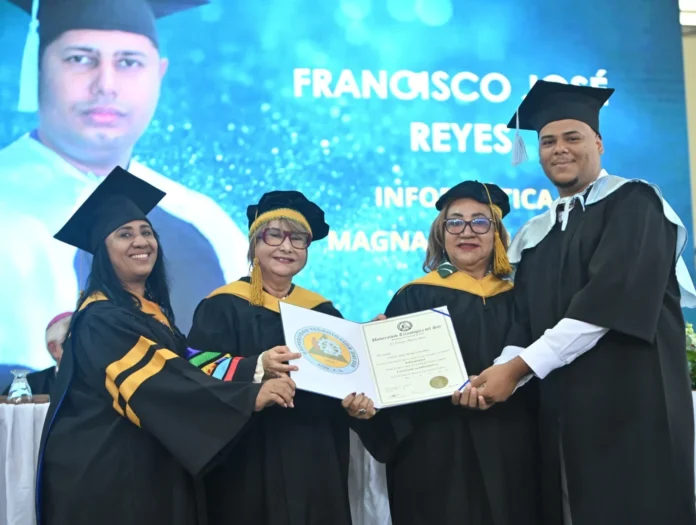 Graduación de 462 nuevos profesionales en Azua