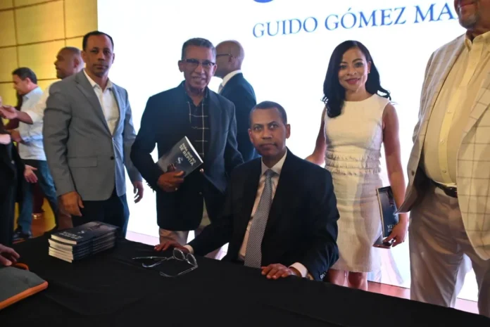 Guido Gómez presenta su libro sobre democracia.