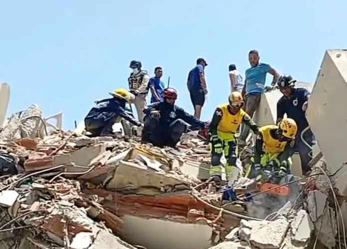 Rescatista dominicano en acción tras terremoto.