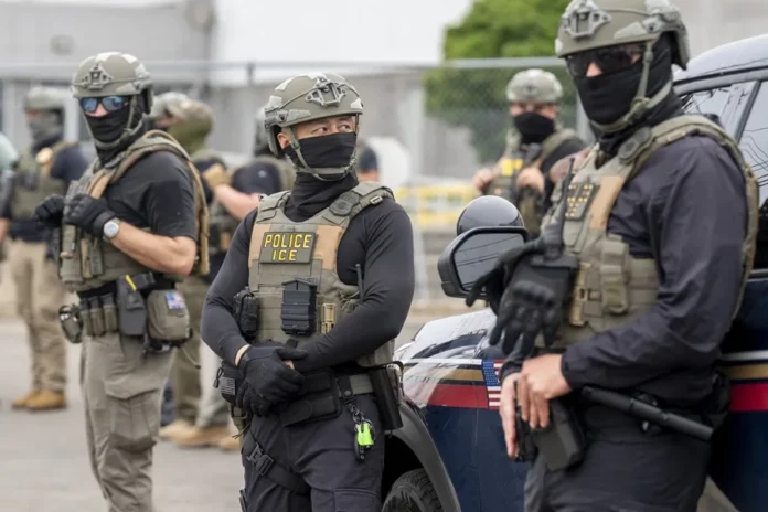 Detención de manifestantes en Newark por toque de queda