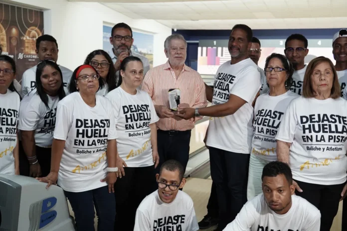 Atletas agradecen a Rolando Sebelén.