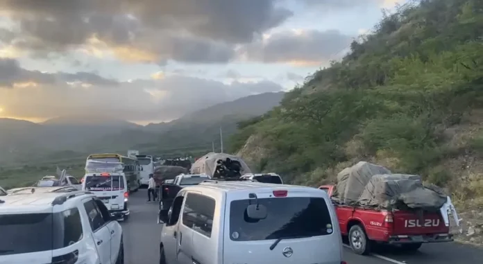 Patana volcada causa congestión en carretera.