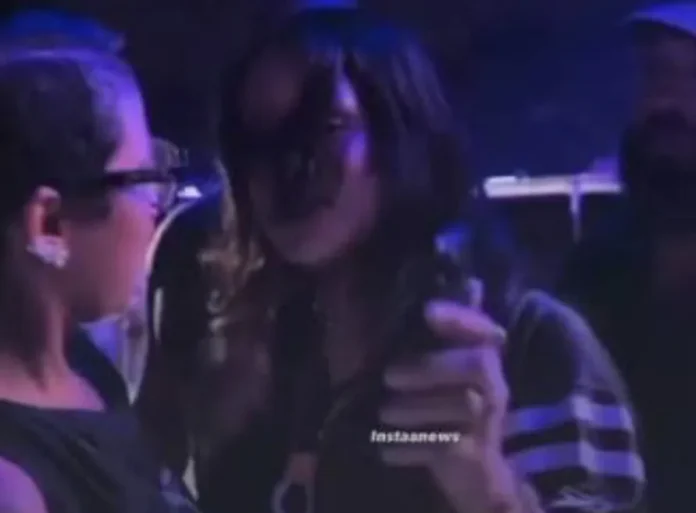 Tokischa y Rihanna se abrazan en festival.