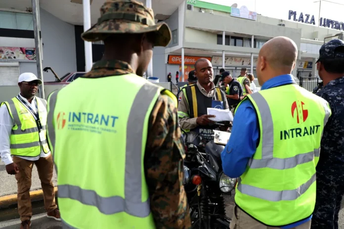 Intervención de paradas de motoconcho en Santo Domingo.