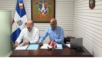 Cónsul firma acuerdo para inmigrantes dominicanos.