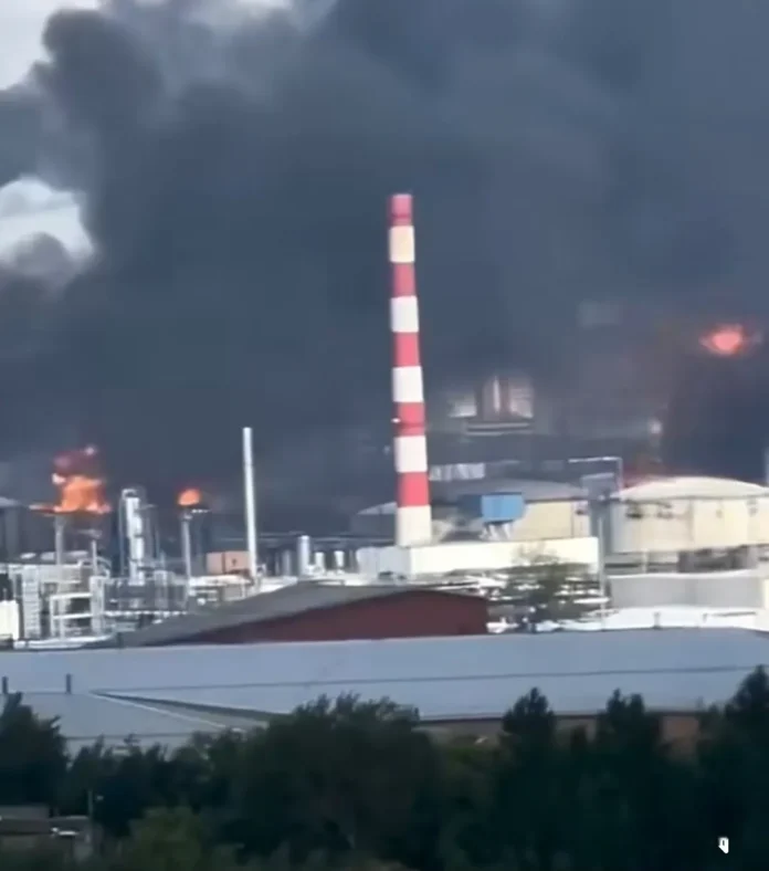 Ucrania ataca refinería en Moscú nuevamente.