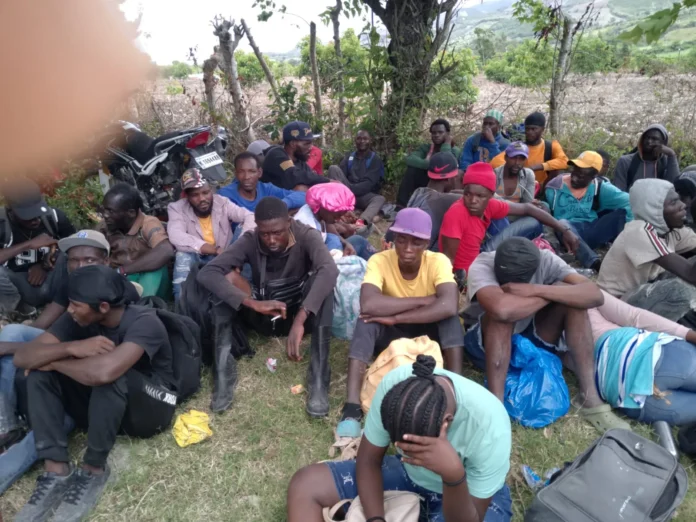 Ejército detiene a 35 haitianos indocumentados.