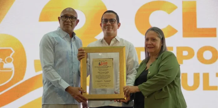 Fahd Jacobo recibe reconocimiento en San Lázaro