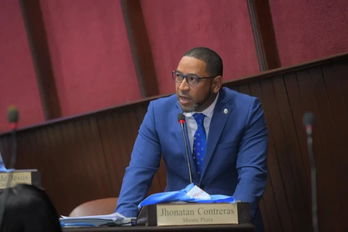 Diputado Jhon Contreras defiende derechos de maestros.