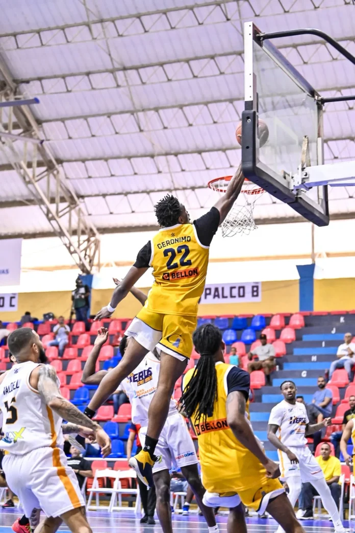 Metros vencen a Héroes en emocionante partido.