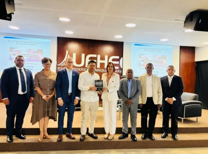 Panel sobre actualización jurídica en universidades dominicanas