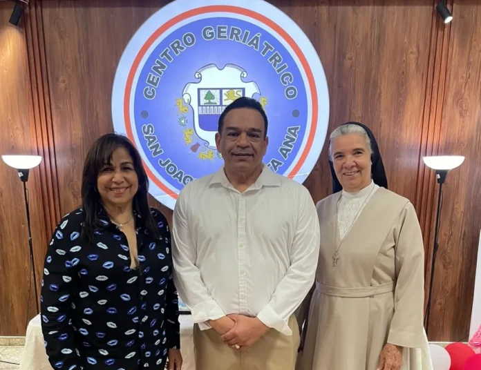 Homenaje a madres en geriátrico La Vega