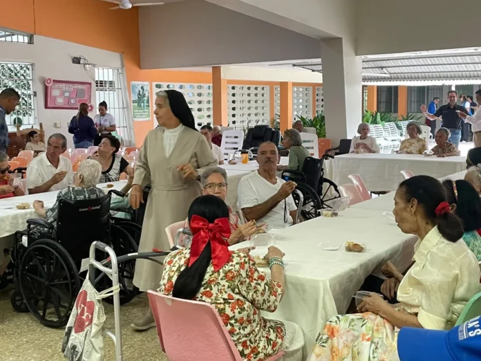 Homenaje a madres en Centro Geriátrico.