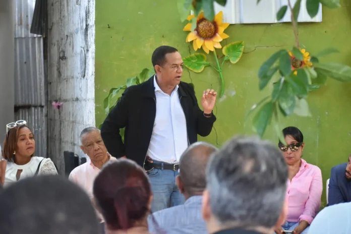 Julio César Valentín en encuentro político.