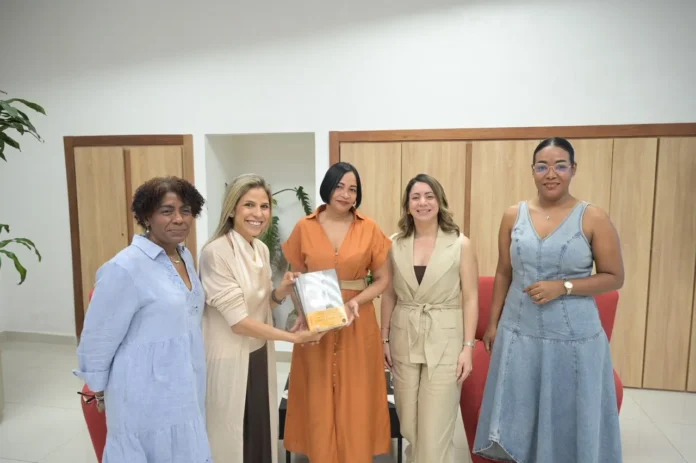 Karina Sainz Borgo en conversatorio literario.