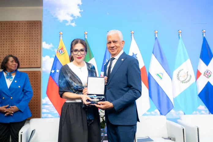 Senador Ricardo de los Santos en foro económico
