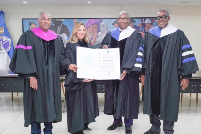 Kathleen Martínez recibe reconocimiento de UASD.