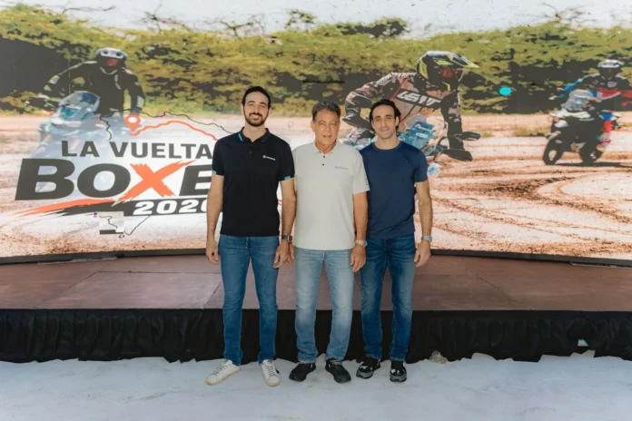 Motociclistas en La Vuelta Boxer 2026.