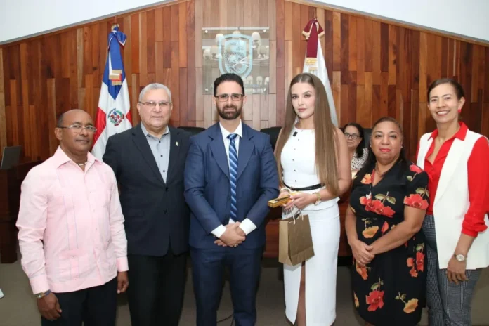 Noelia Roel Agrelo recibe llave de Moca