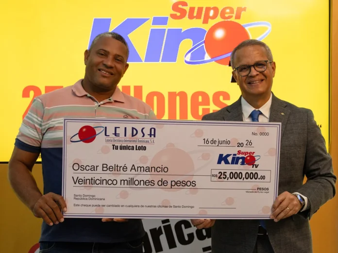 Leidsa entrega premio a camionero ganador.