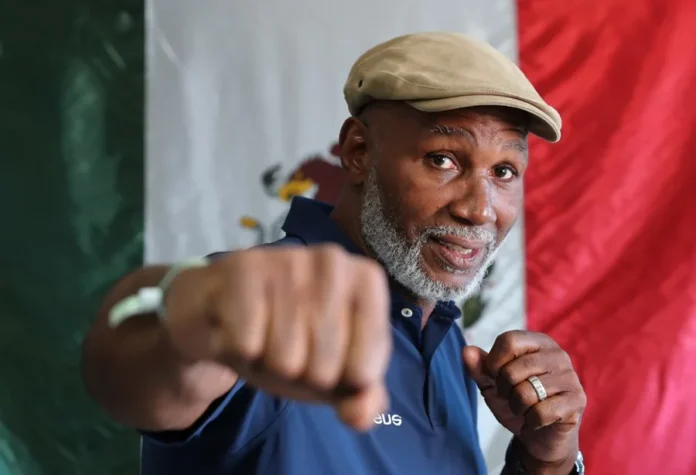 Lennox Lewis habla sobre Usyk en el ring.