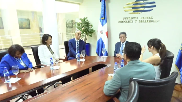 Leonel Fernández y Carla Gutiérrez en reunión.