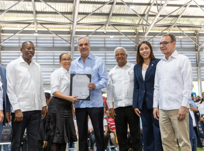 Abinader entrega títulos de propiedad en Domingo Savio