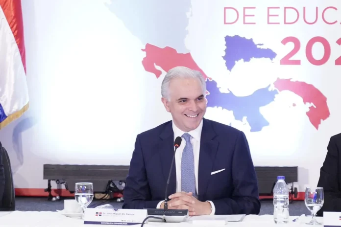 Luis Miguel De Camps en reunión educativa.