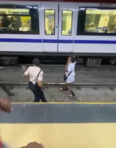 Mujer agrediendo agentes en el Metro.