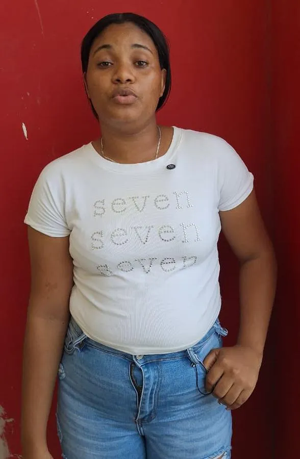 Mujer denuncia retraso en documentos escolares.