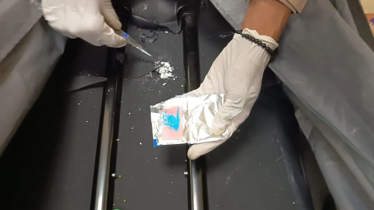 Detención de extranjero con cocaína en aeropuerto.