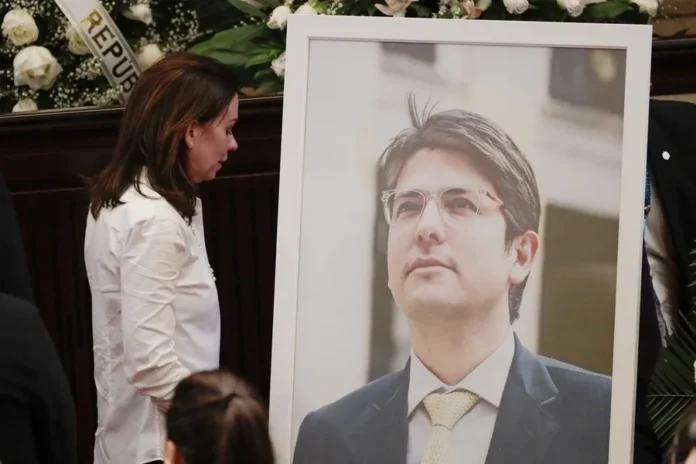 Viuda de senador investiga posible crimen estatal.