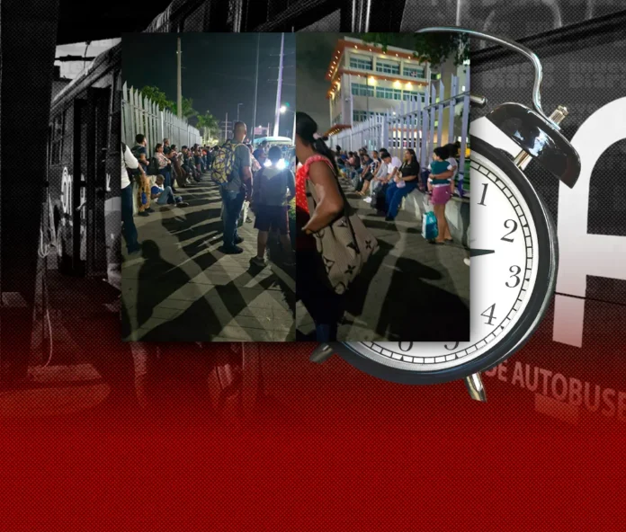 Usuarios de OMSA esperan autobuses en fila.