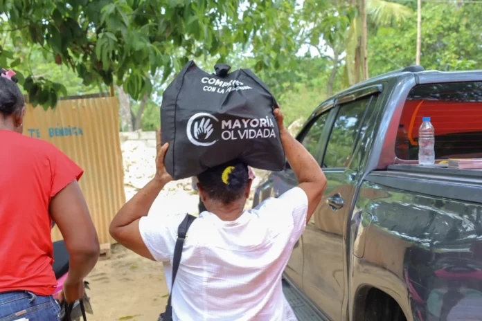 Entrega de alimentos en La Caleta.