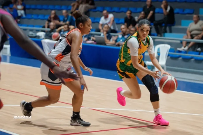 Club San Carlos celebra victoria en baloncesto.