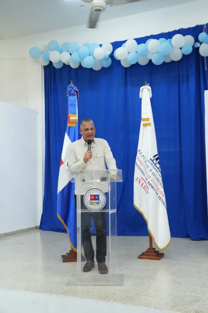Inabie entrega lentes a estudiantes en Samaná.