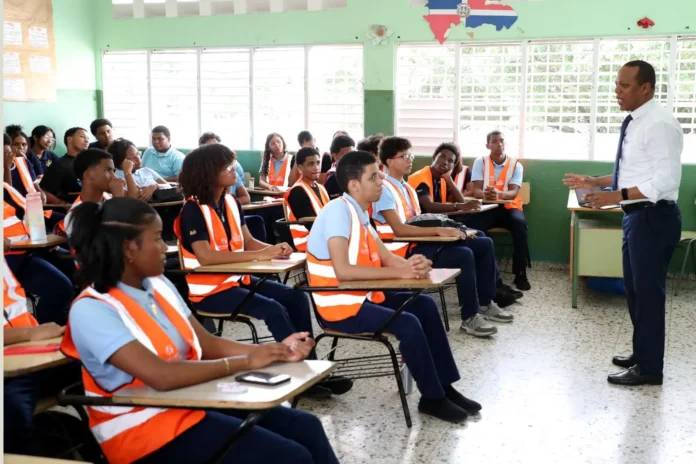 Milton Morrison enseña educación vial a estudiantes.