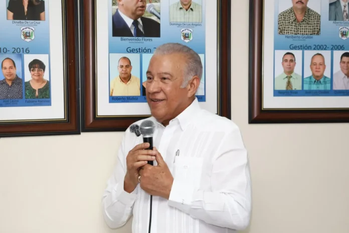 Entrega de camiones compactadores en Moca