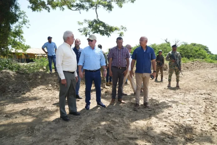 Ministro de Agricultura supervisa proyecto agropecuario.