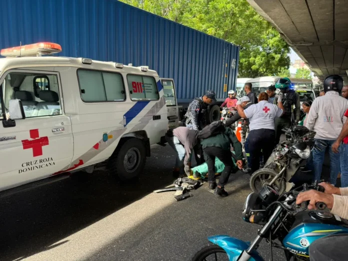 Motorista herido tras accidente en semáforo.