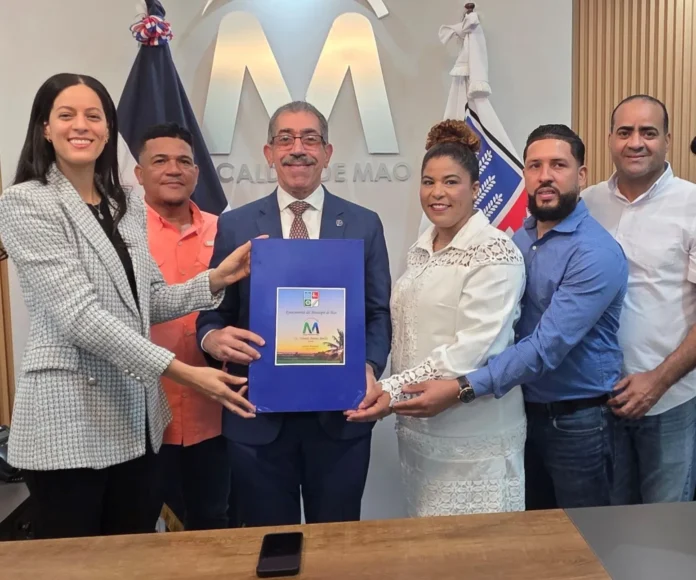 Asjana David recibe distinción en Mao.