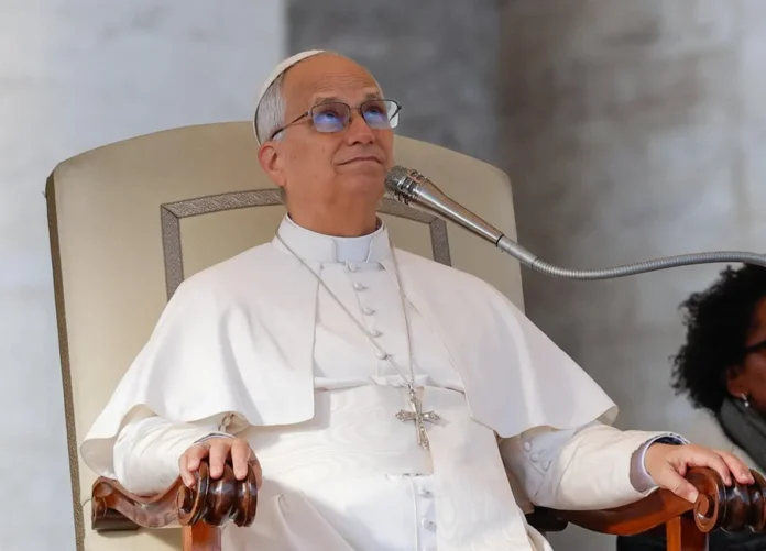 Papa critica idolatría del beneficio en Barcelona.