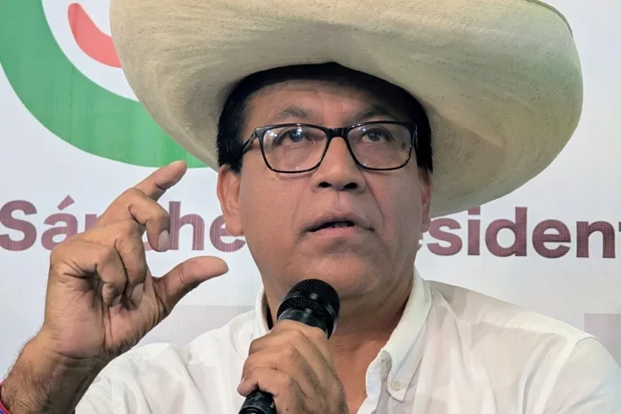 Roberto Sánchez apoya a Gustavo Petro.