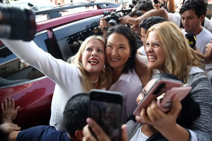 Keiko Fujimori celebra liderazgo electoral en Perú.