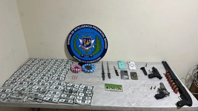 Allanamiento en Bávaro: armas y dólares falsos.